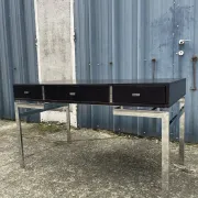 Bureau plat laqué noir texturé et chrome style 1970