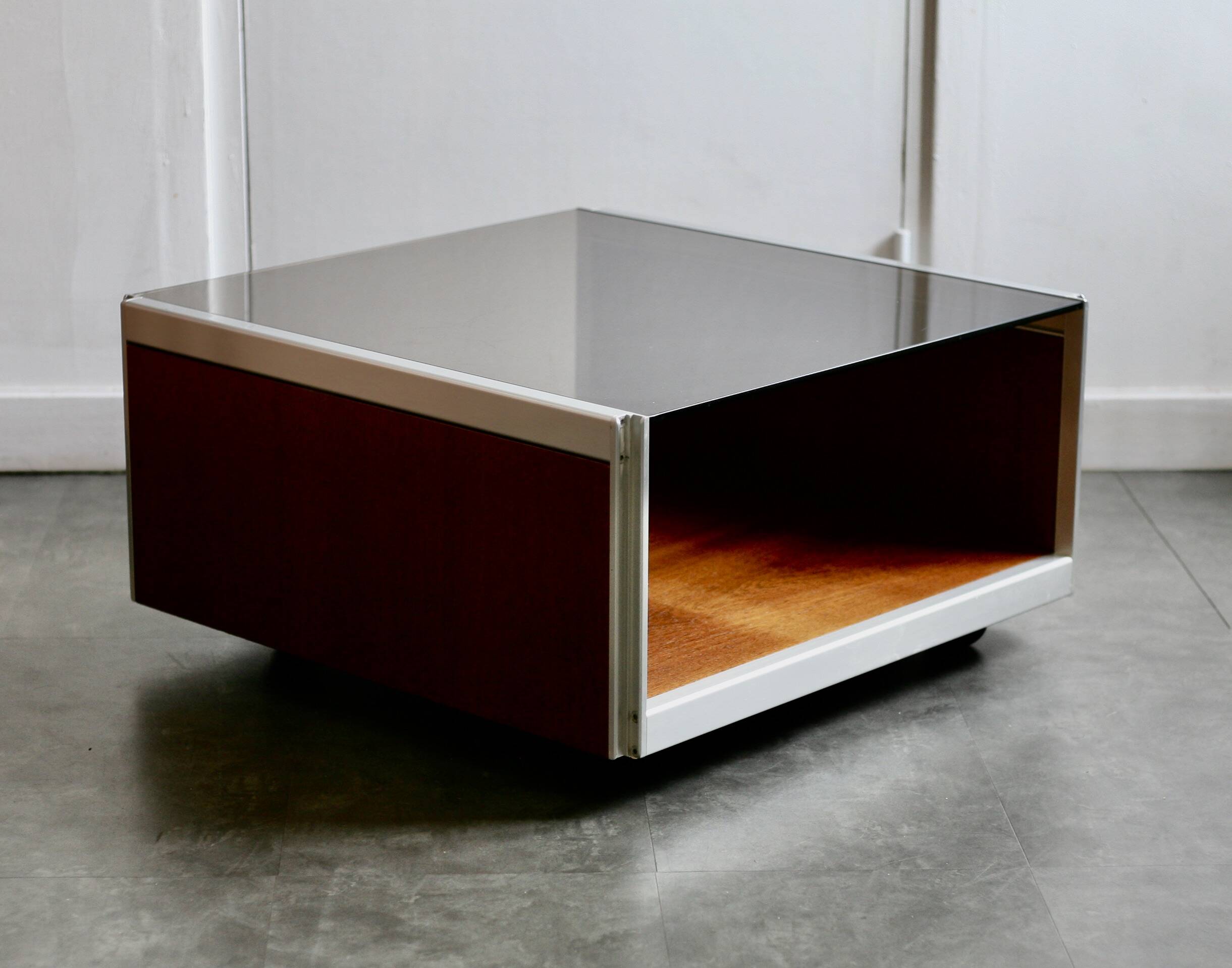 Table basse bois, aluminium et verre fumé. circa 1970