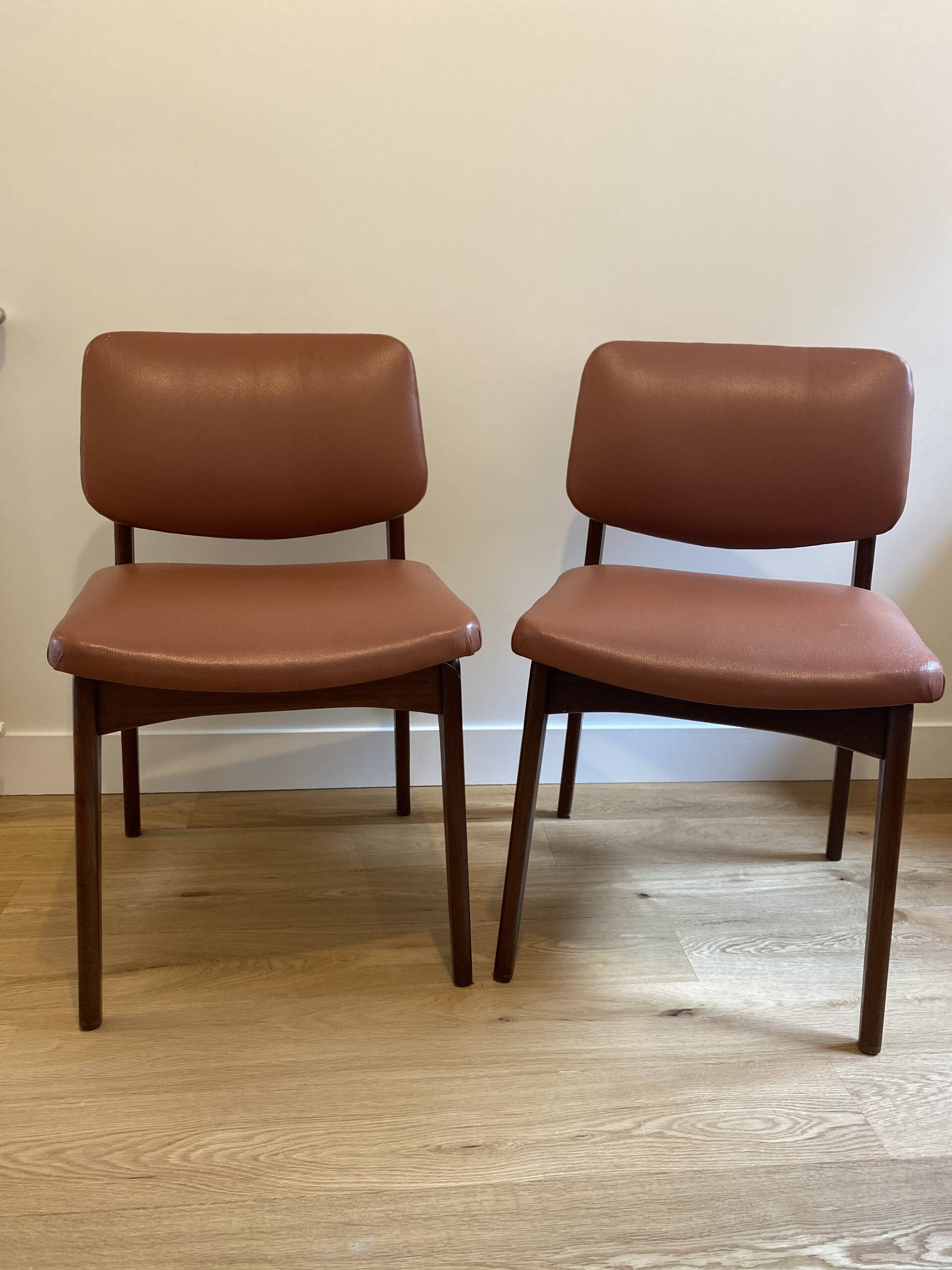 Lot de deux chaises scandinaves