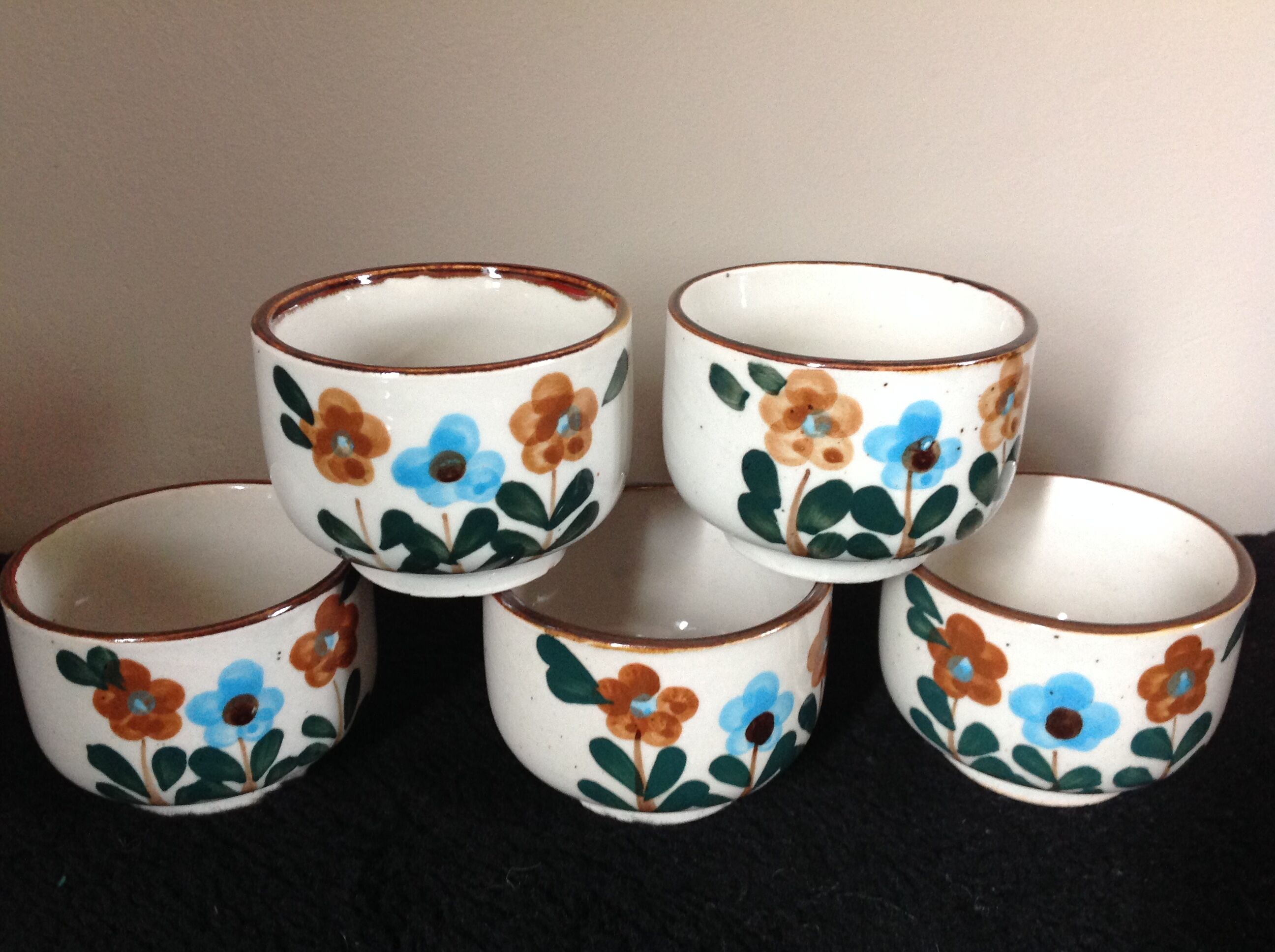 Series of 5 vintage cups