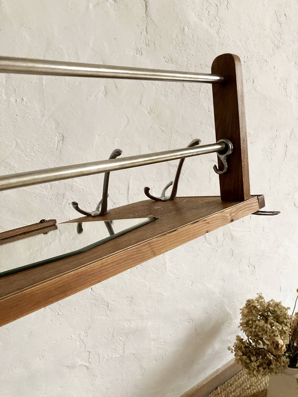 Wall-mounted wardrobe with 4 hooks in wood and aluminum with beveled trapezoid mirror