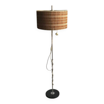 Lampadaire Mid-Century marron en bois et métal, abat-jour tressé grand diamètre années 1950