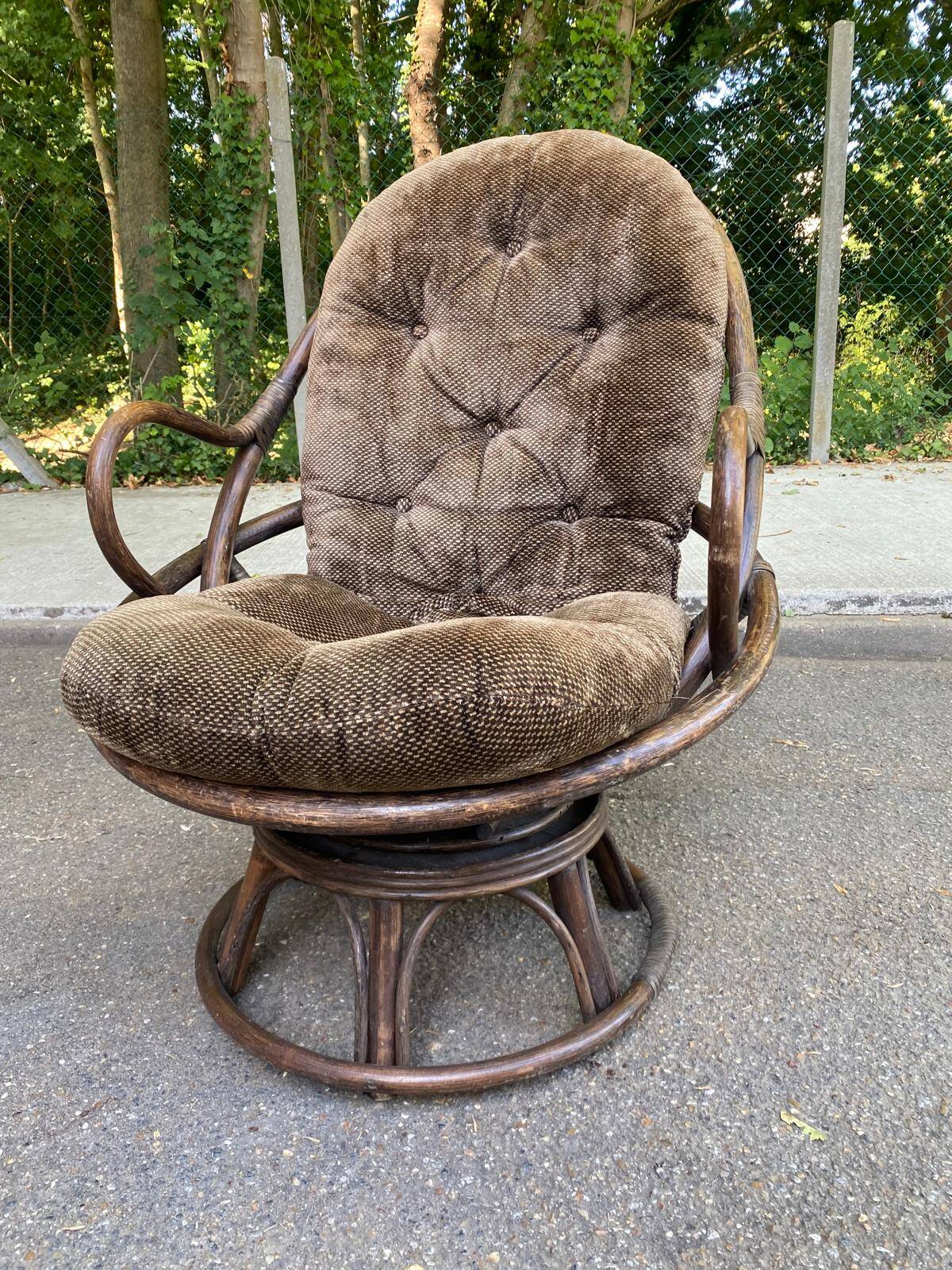 Fauteuil pivotant en rotin et coussin velours marron années 70