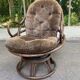 Fauteuil pivotant en rotin et coussin velours marron années 70