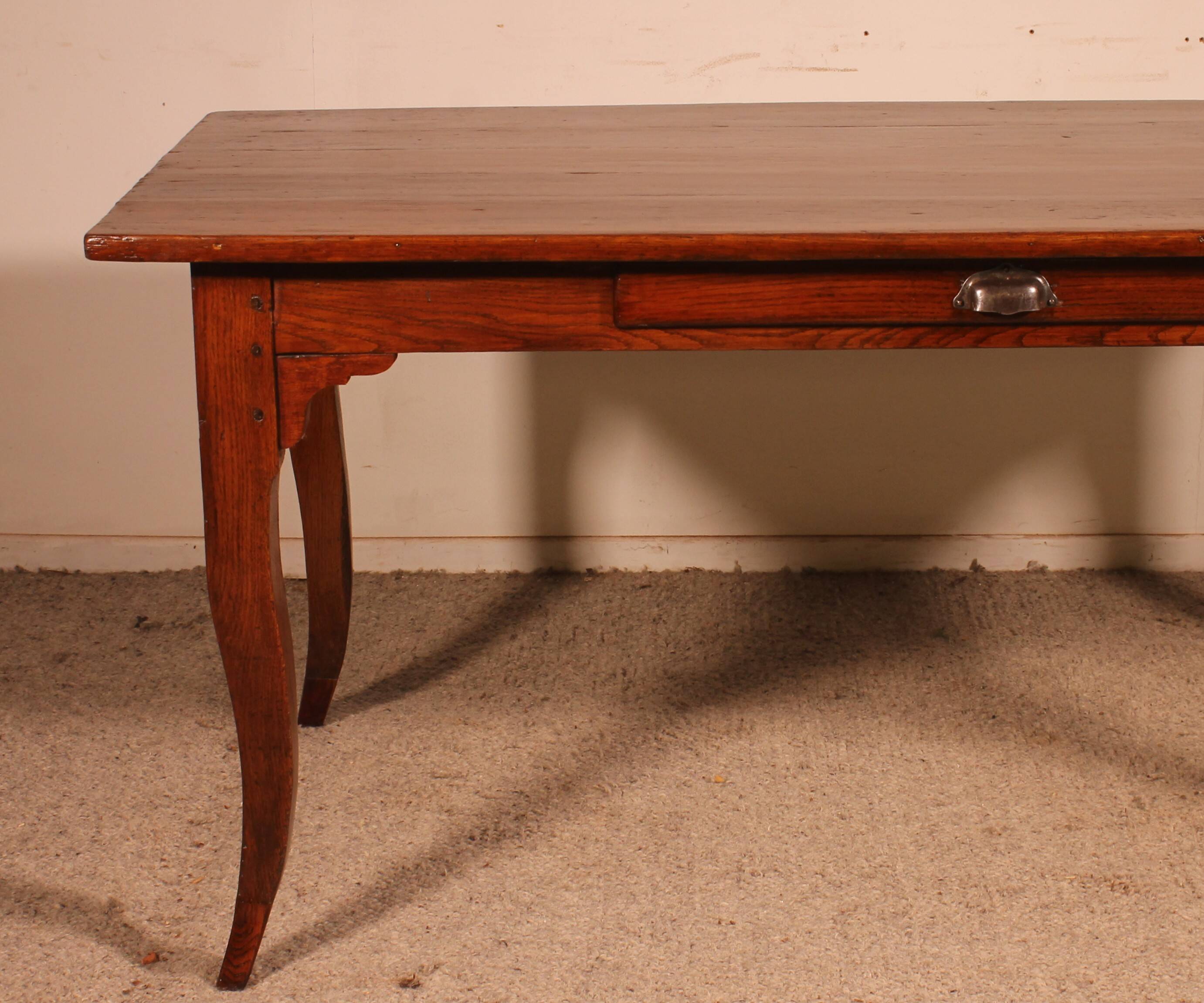 Louis XV table in oak, late 18th century.