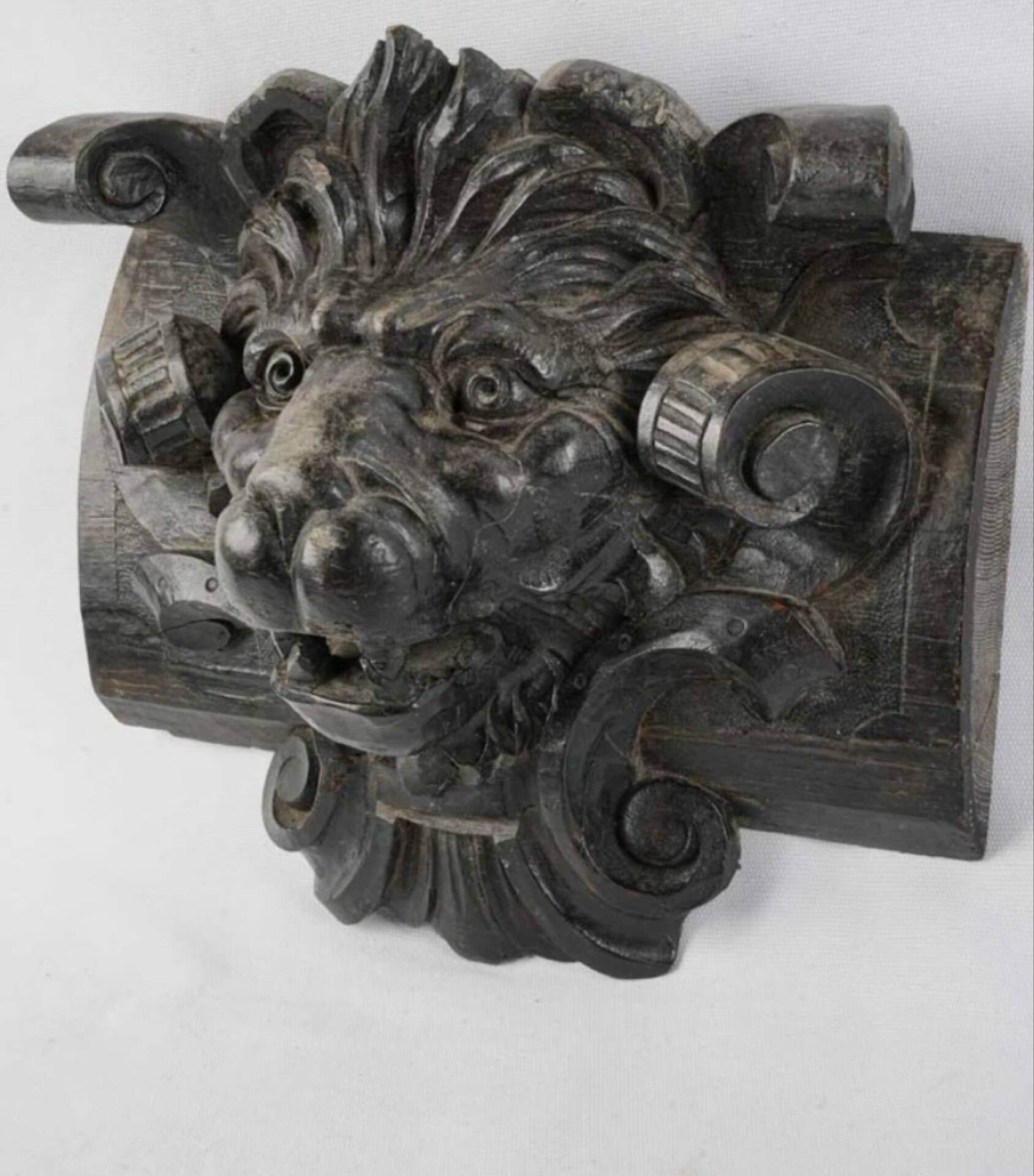 Sculpture de tête de lion en bois teinté