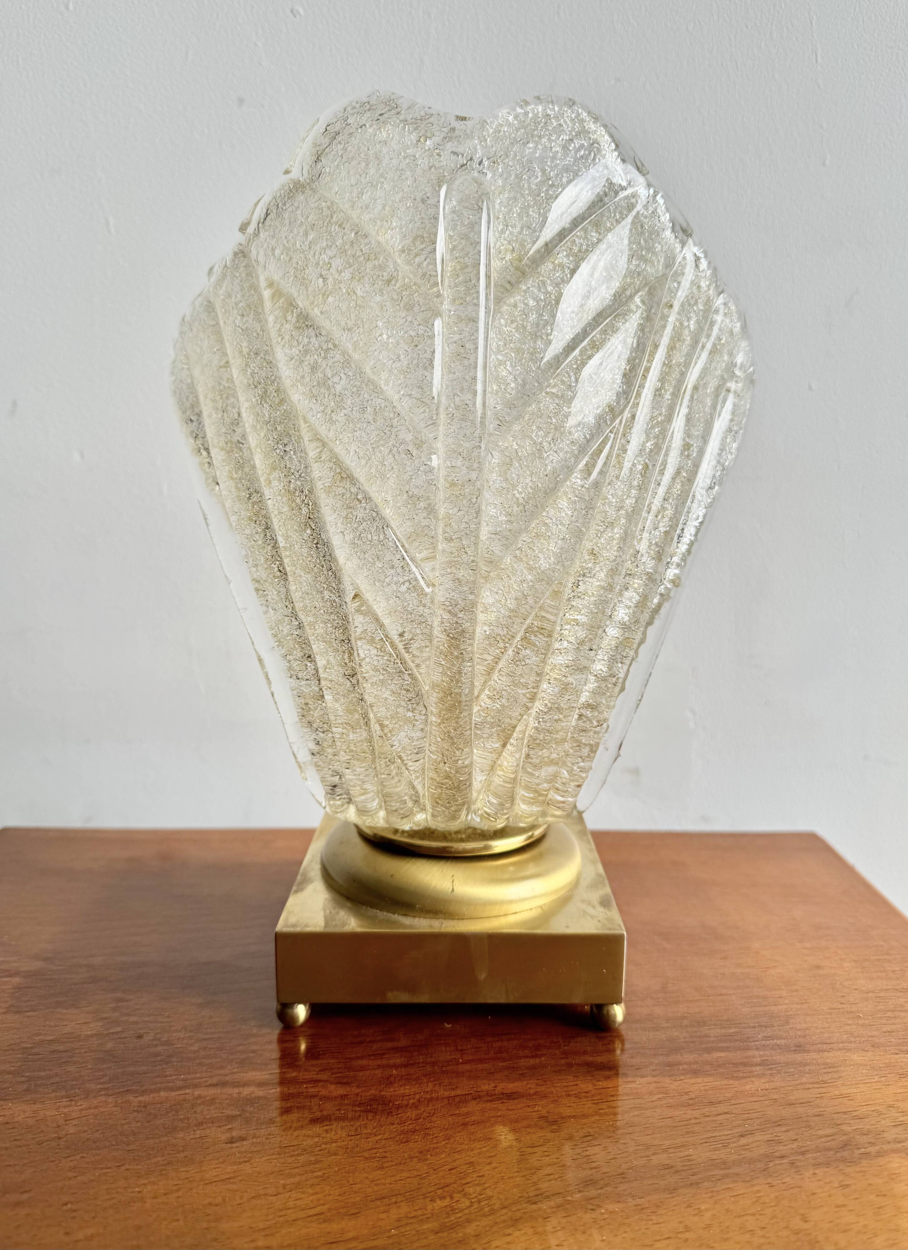 Lampe de table vintage en laiton et verre en forme de feuille