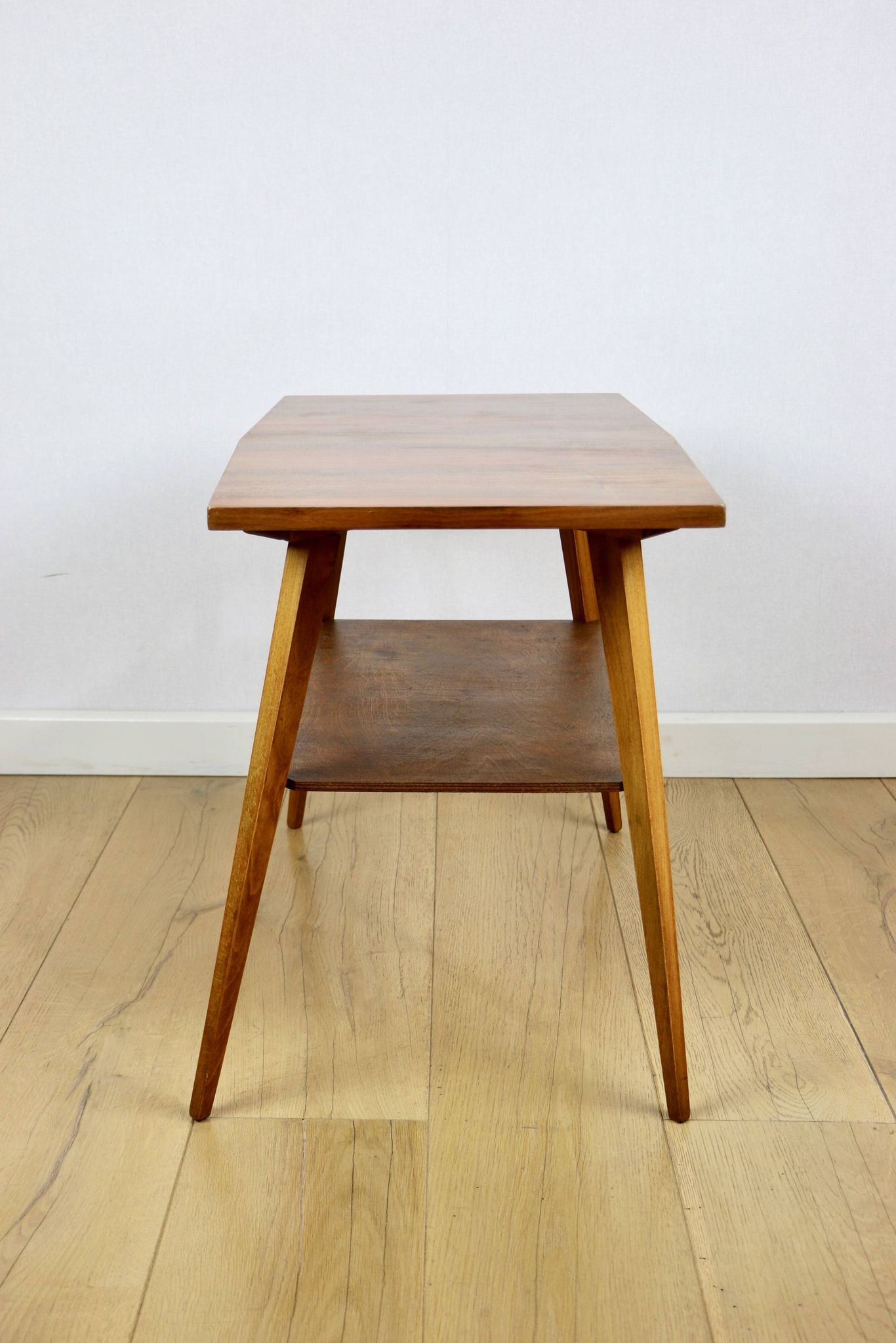 Table basse console en polonais des années 1970, carrée et multifacette.