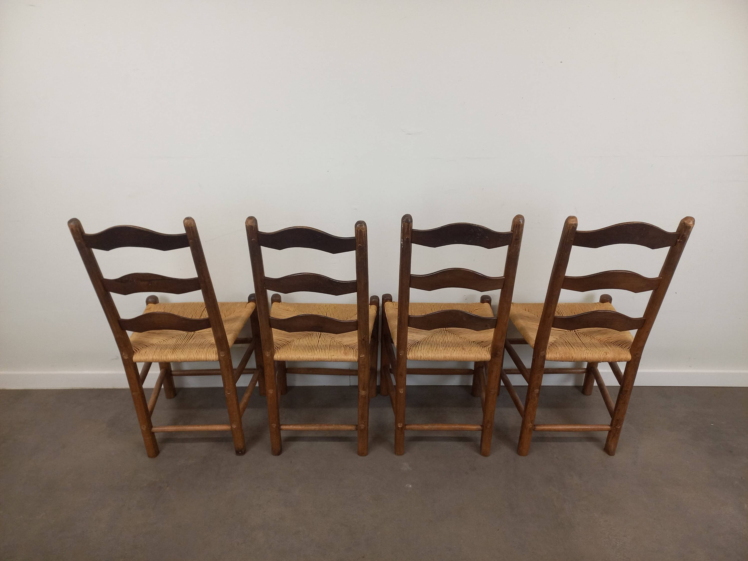 4 chaises brutalistes