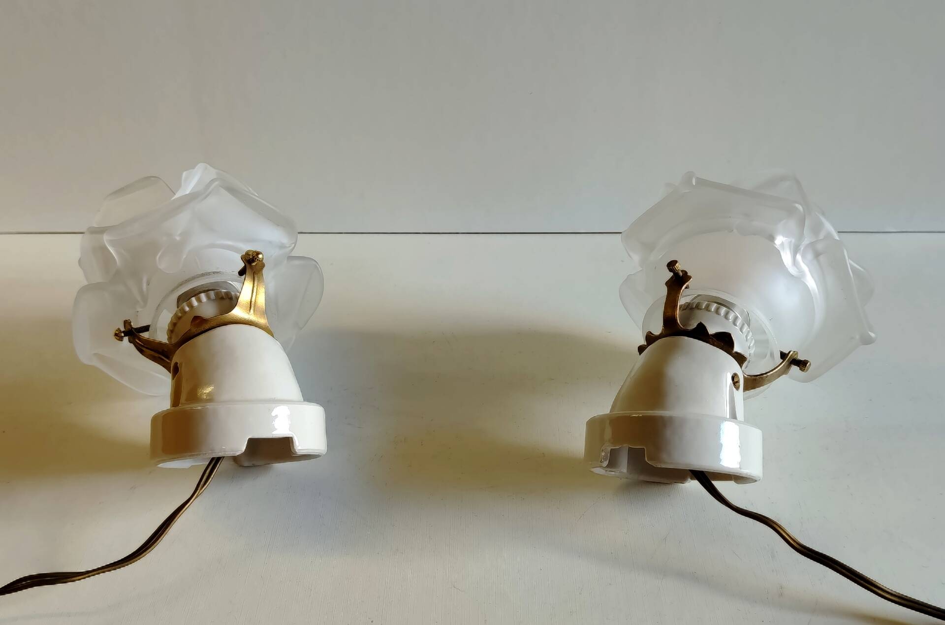 Art Deco wall lights in porcelain and glass paste - 1930s/40s