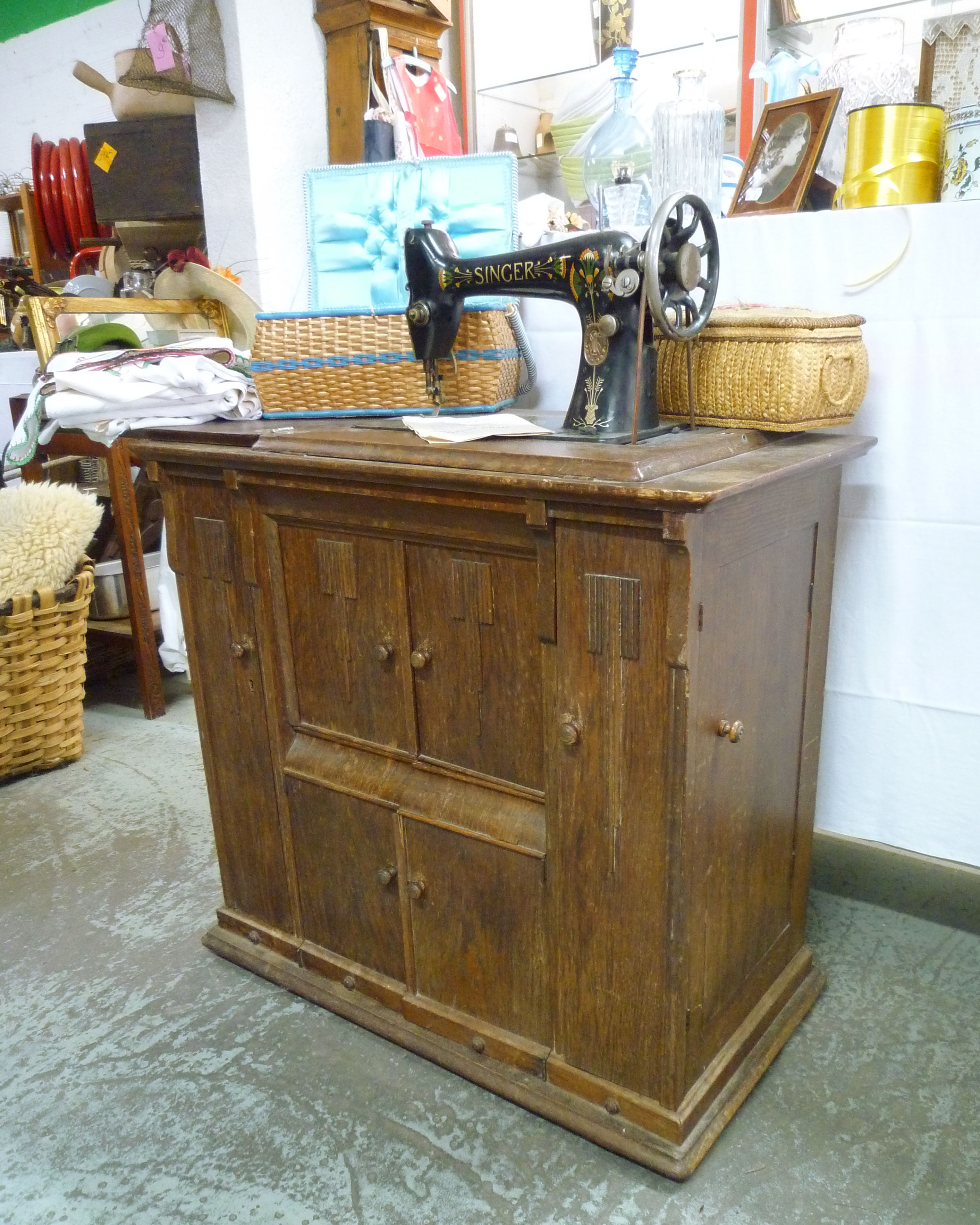 Machine sewing art déco