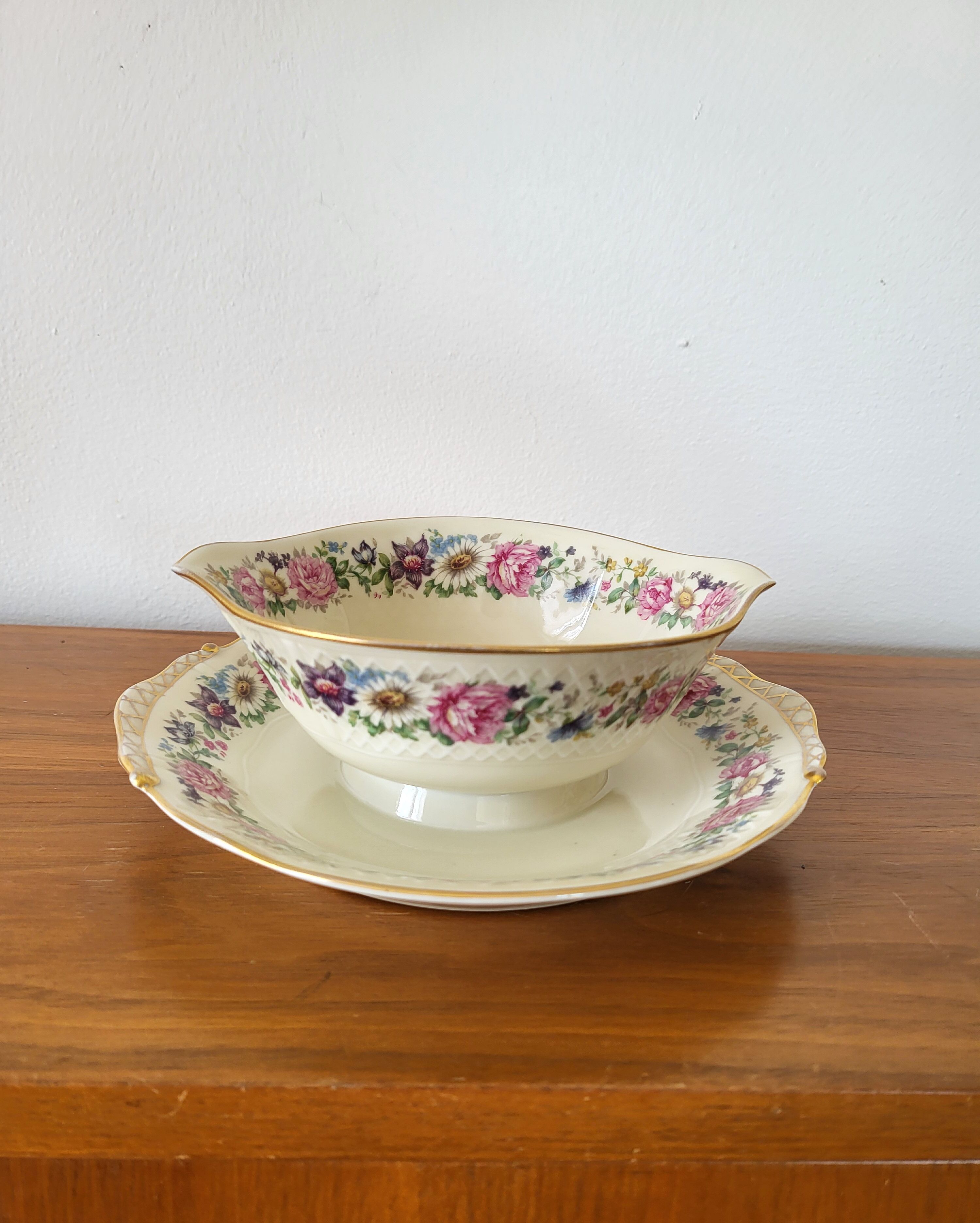 Limoges Bernardaud. Sauce boat in porcelain with floral decorations.