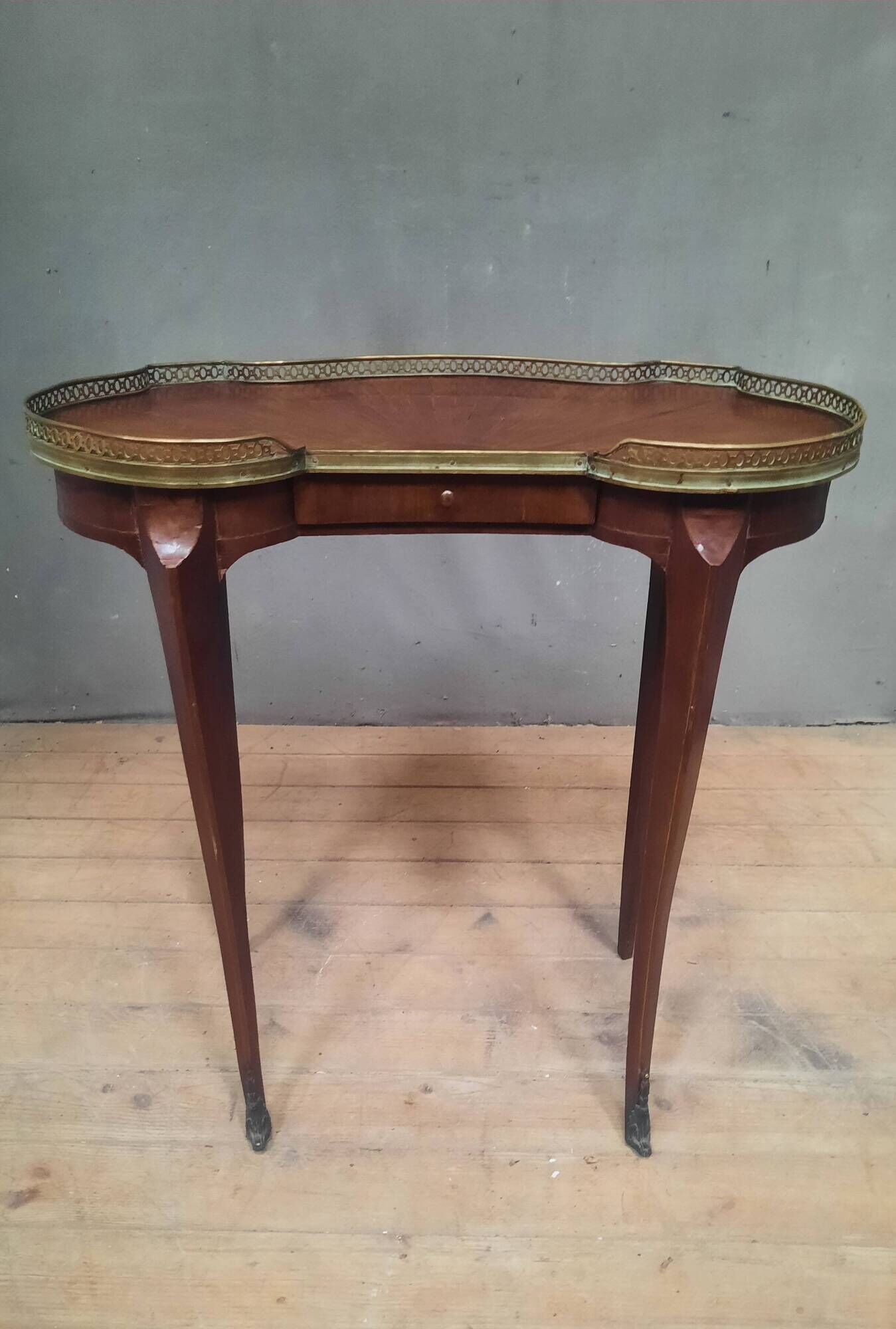 Table rognon en plaquage style Louis XV