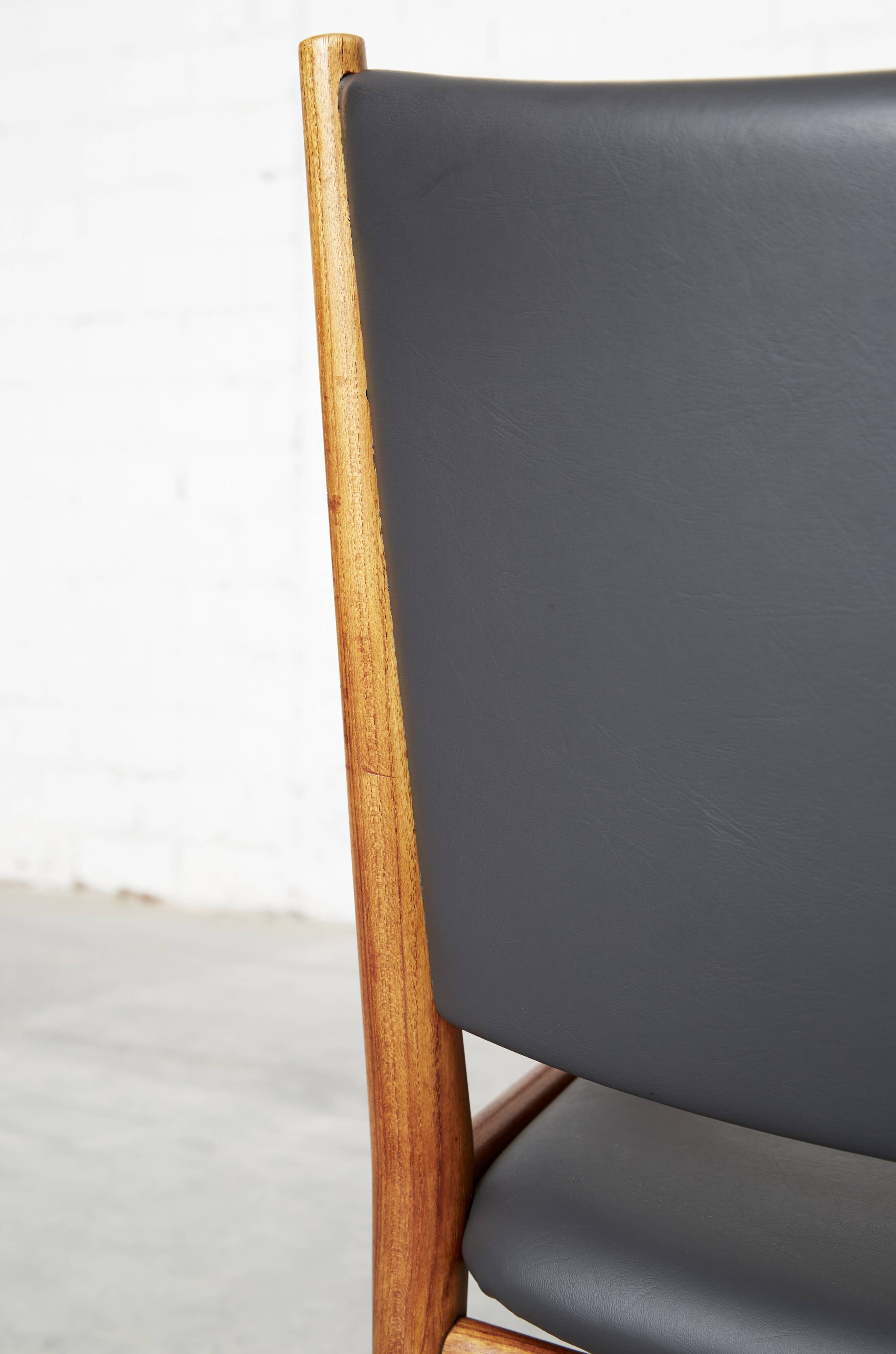 Hans Wegner JH-513 armchair for Johannes Hansen
