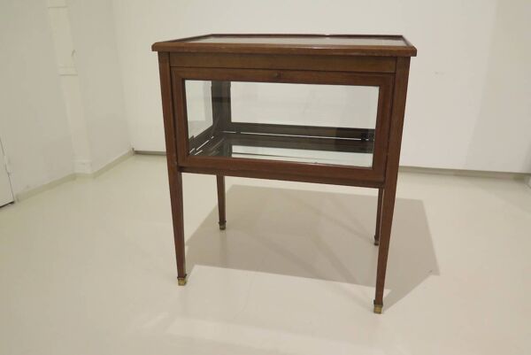 Table en marqueterie avec vitrine
