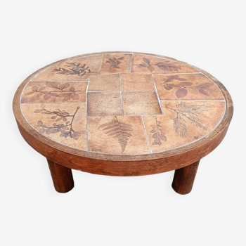 Table basse ronde tripode, les Herbiers par Raymonde Leduc pour Vallauris