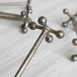 Ensemble de 11 porte-couteaux en métal.