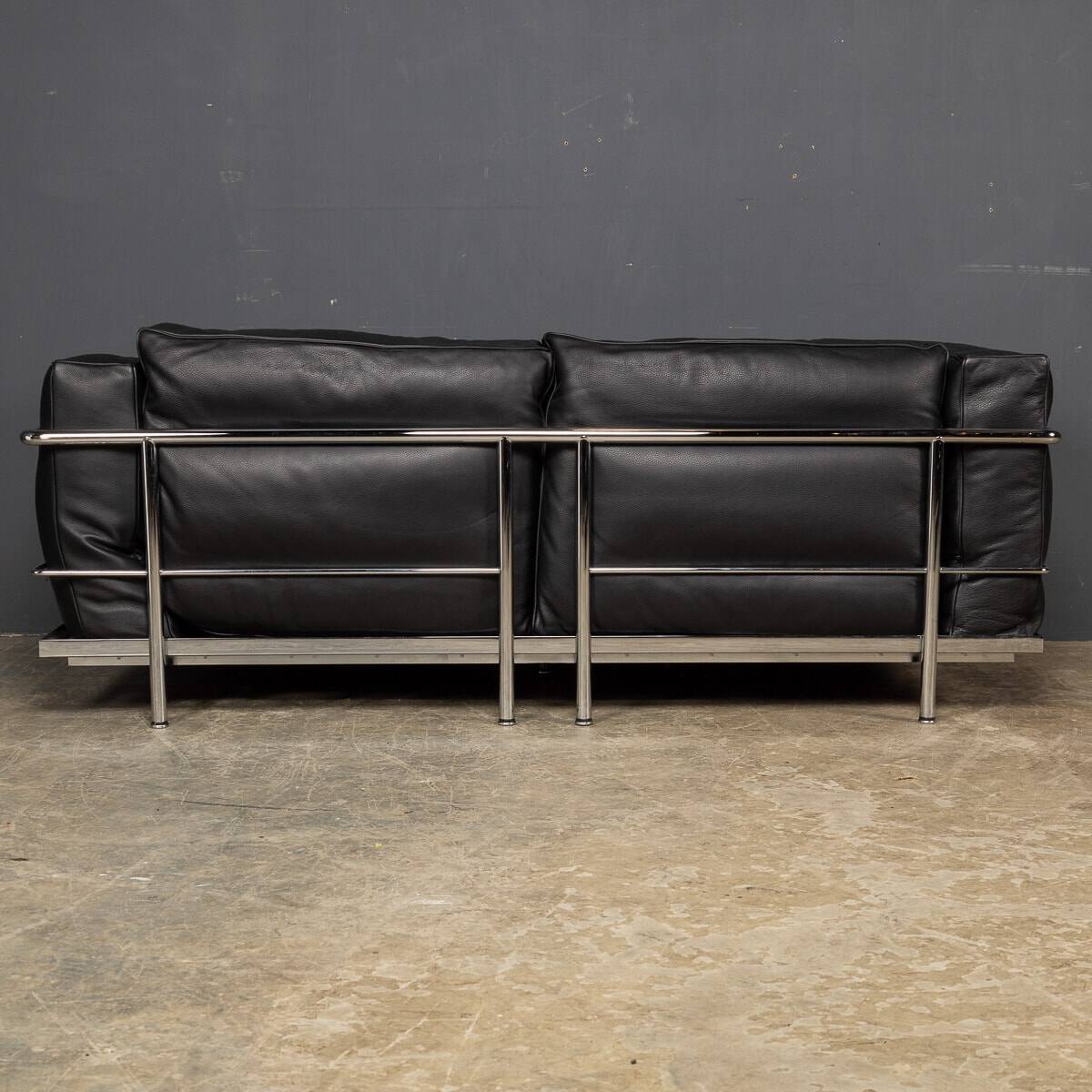 3 fauteuil grand confort, deux places cassina sofa. le corbusier