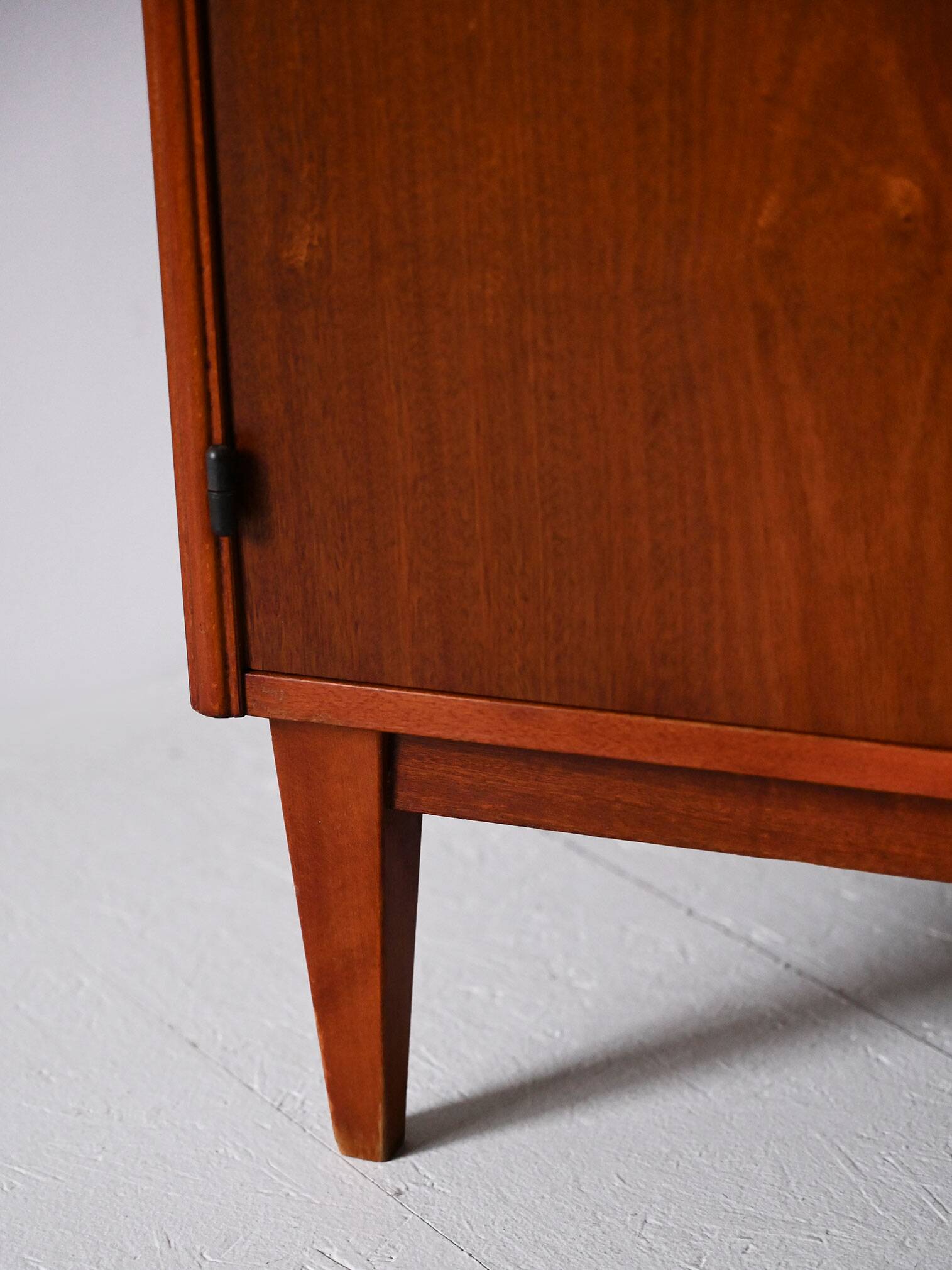 Bibliothèque en acajou avec espace de rangement