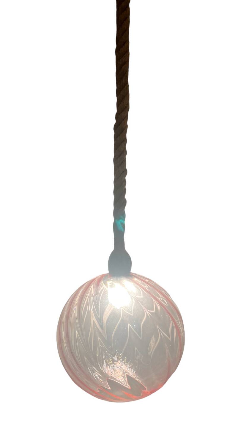 Suspension globe rose pale en verre  à relief avec câble corde