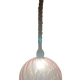 Suspension globe rose pale en verre  à relief avec câble corde