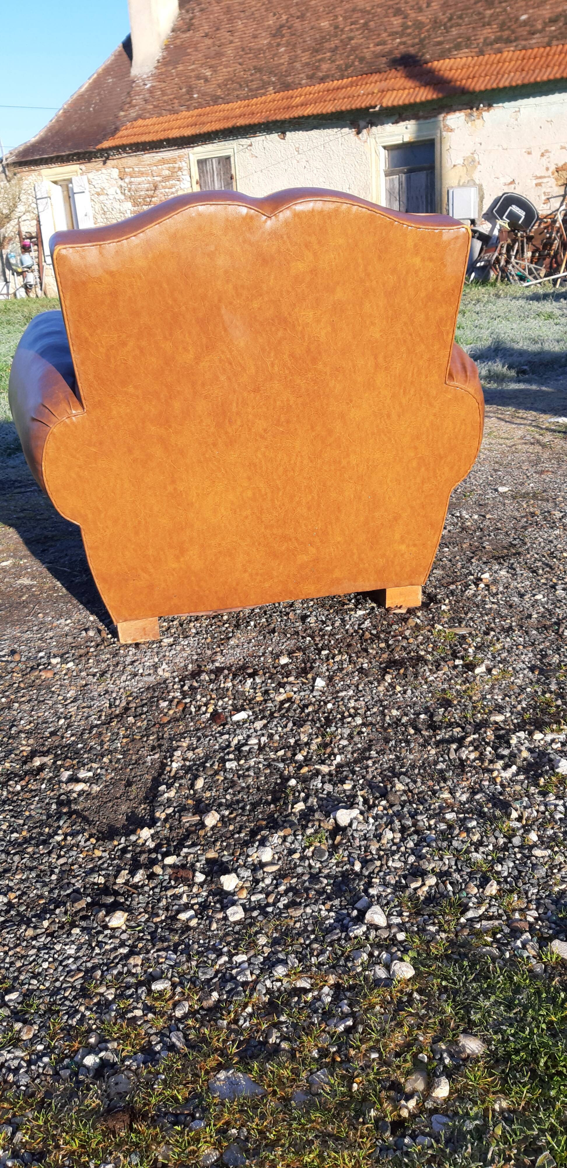 Fauteuil club des années 30 en simili cuir