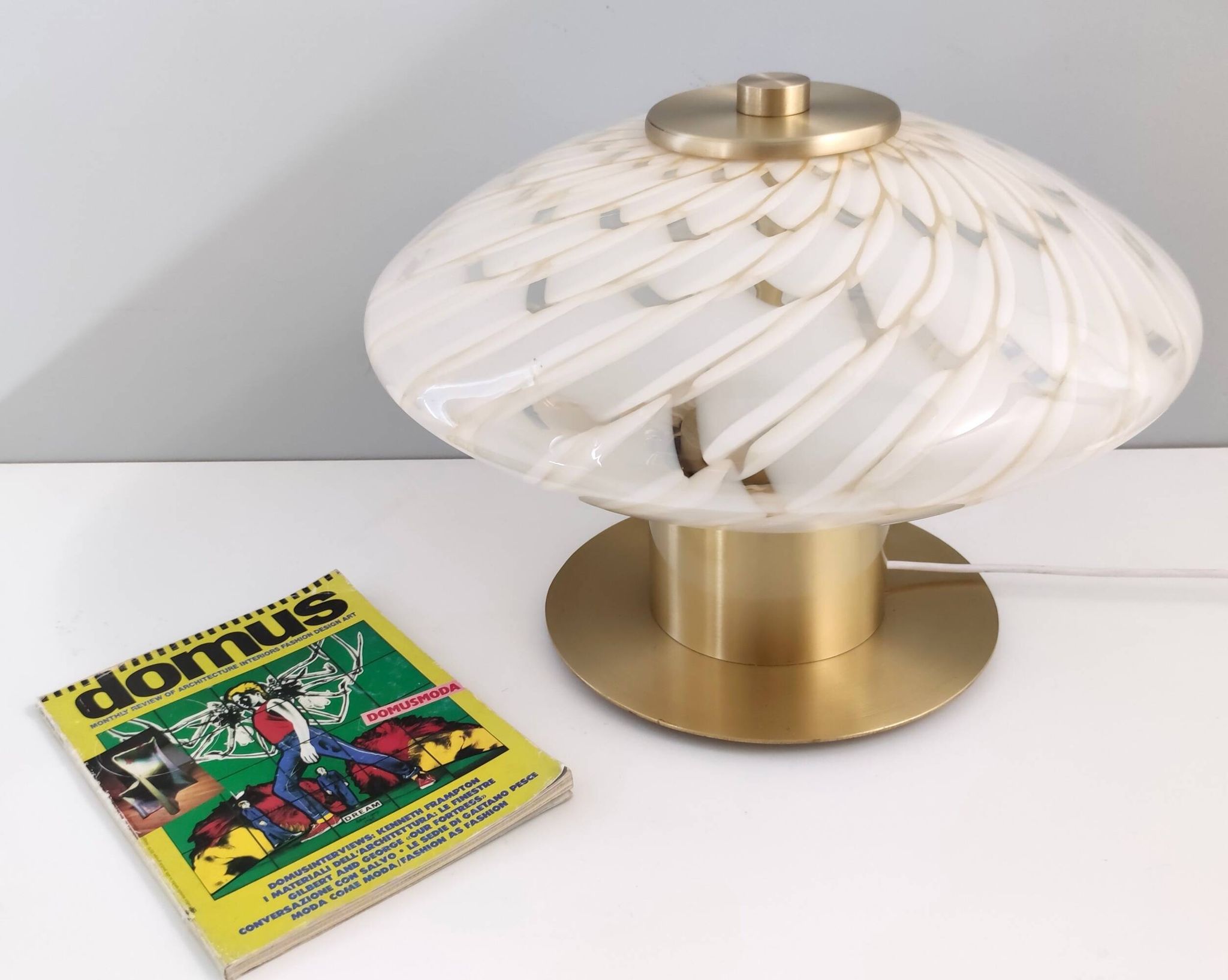 Lampe de table en verre de Murano blanc et laiton, Italie, années 1980