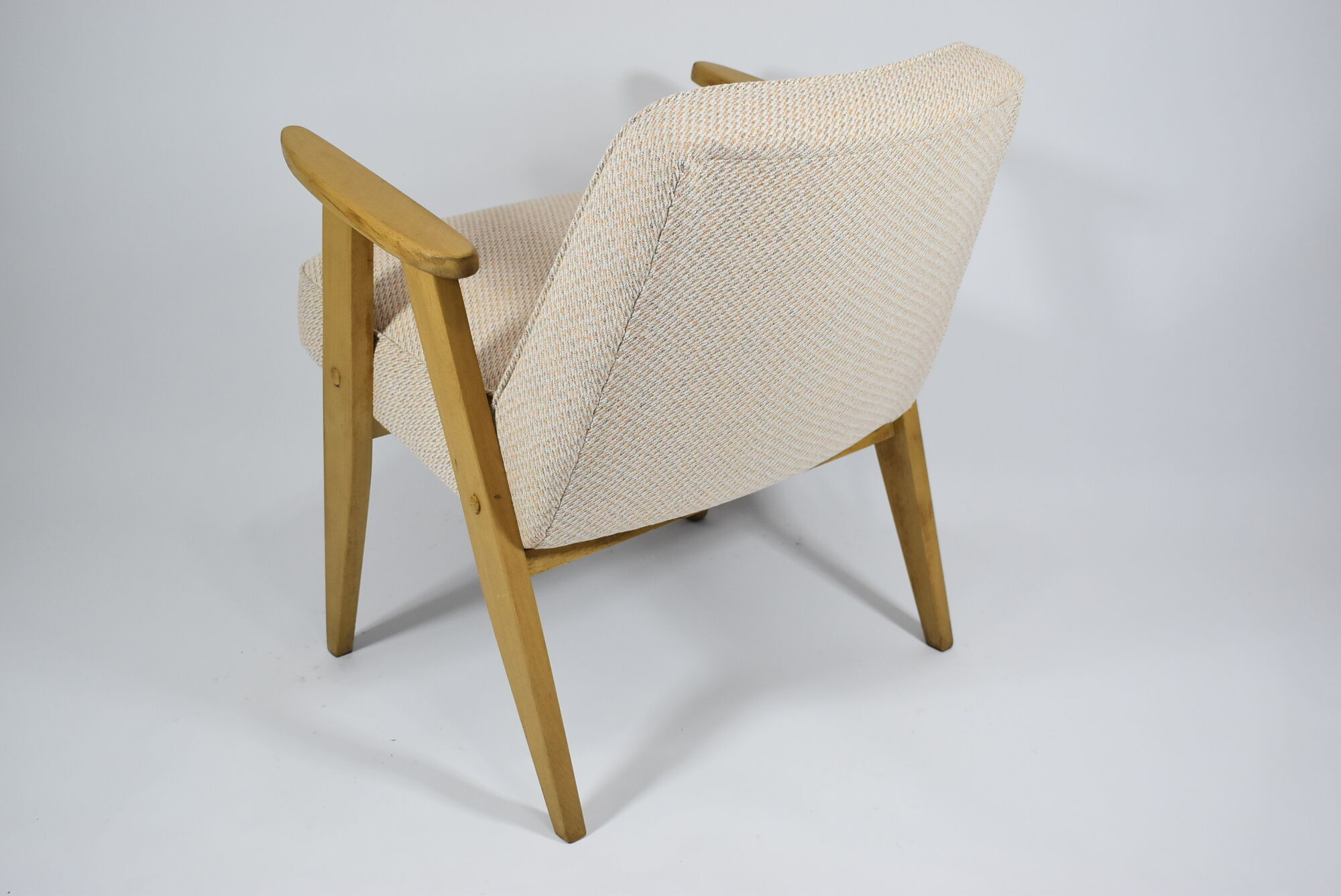 Fauteuil vintage 366 Pologne années 60 J. Chierowski, tissu beige