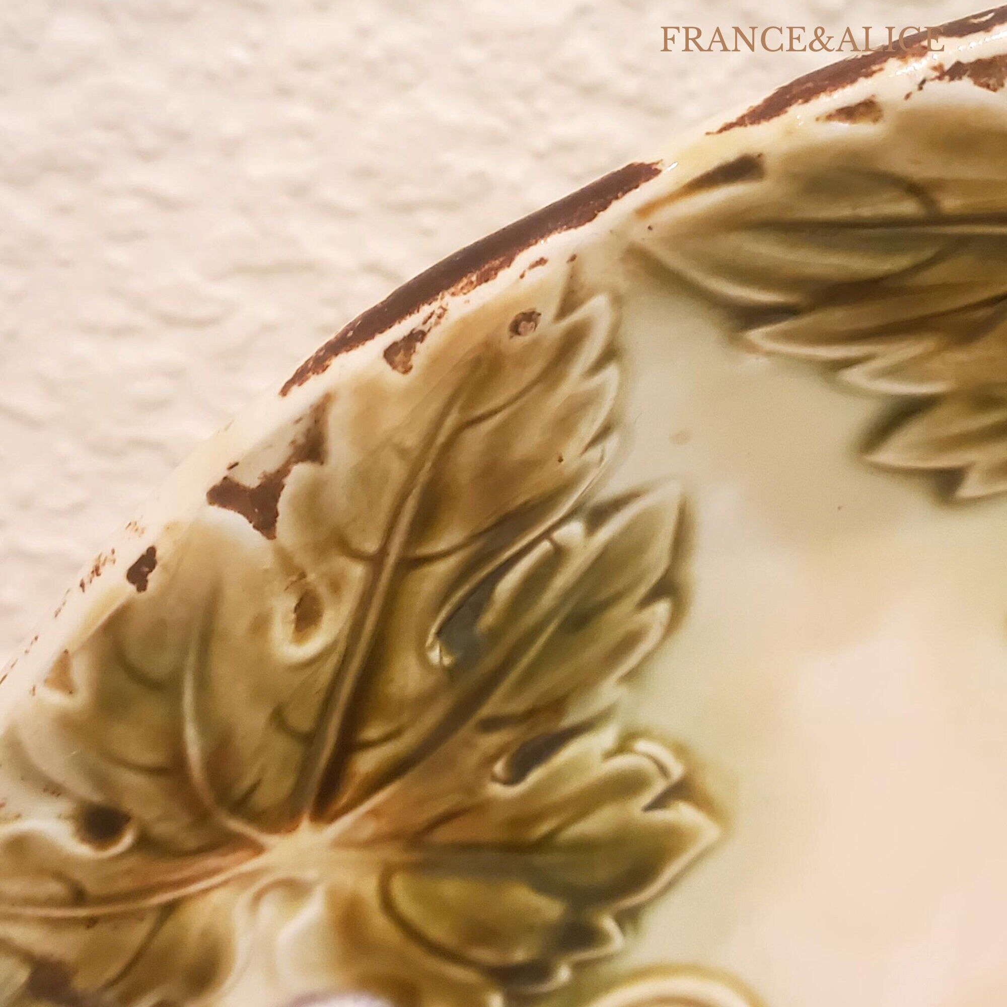 Antique slip plate – Vine leaves and bunches of grapes