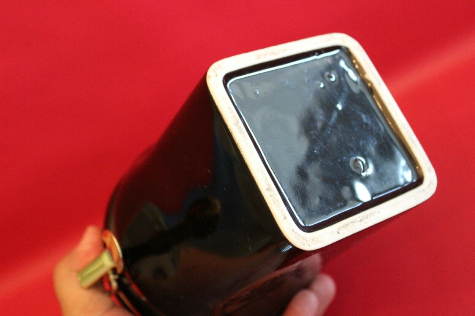 Ceramic coffee pot with black and gold waterproof closure lid