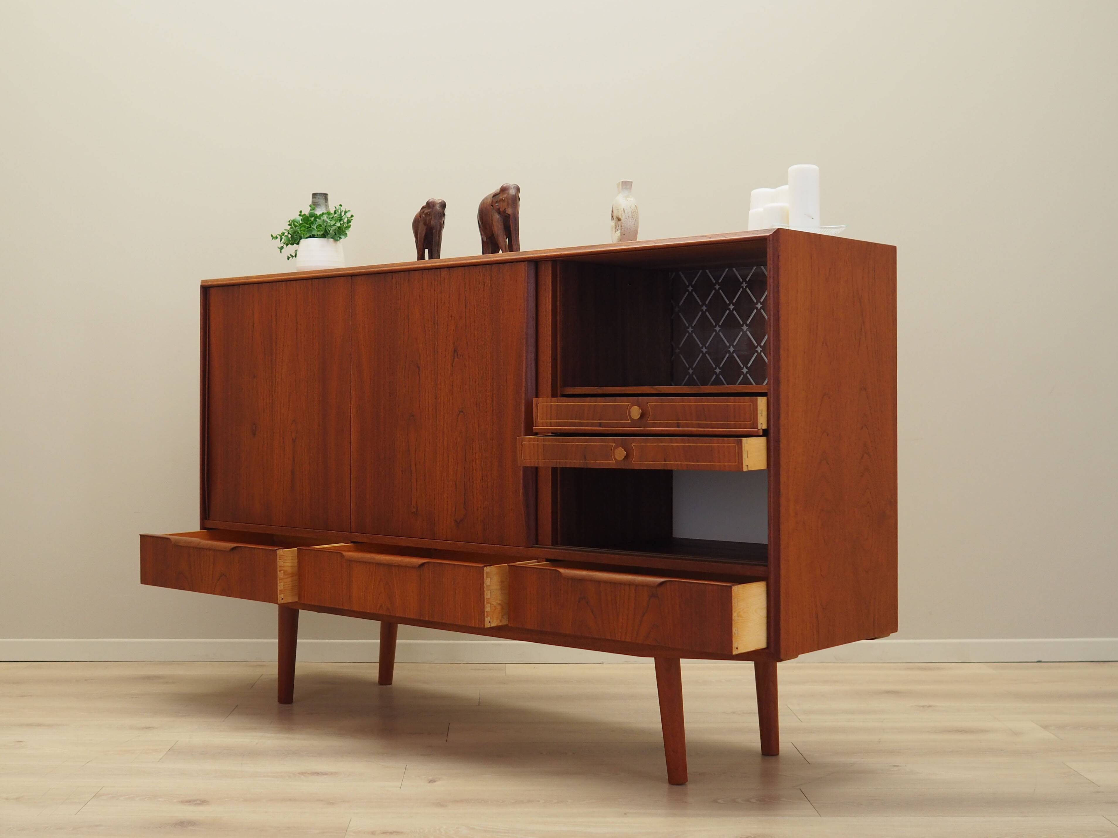 Buffet haut en teck, design danois, années 1970, production : Danemark