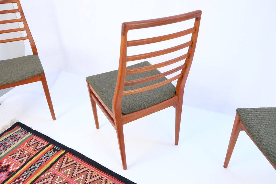 1960s-70s style chairs (4 pieces) in teak, retro vintage style.