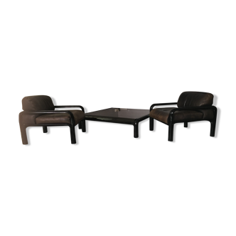 Pair of armchairs and coffee table in glass Gae Aulenti, Knoll 1970