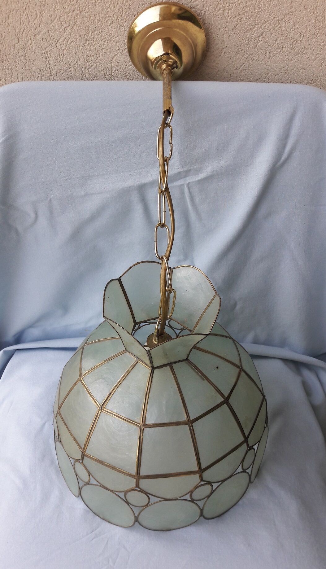 Mother-of-pearl suspension