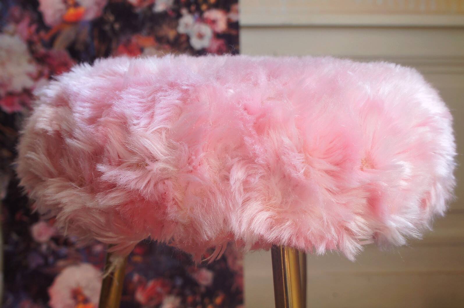 Pink moumoute tripod stool