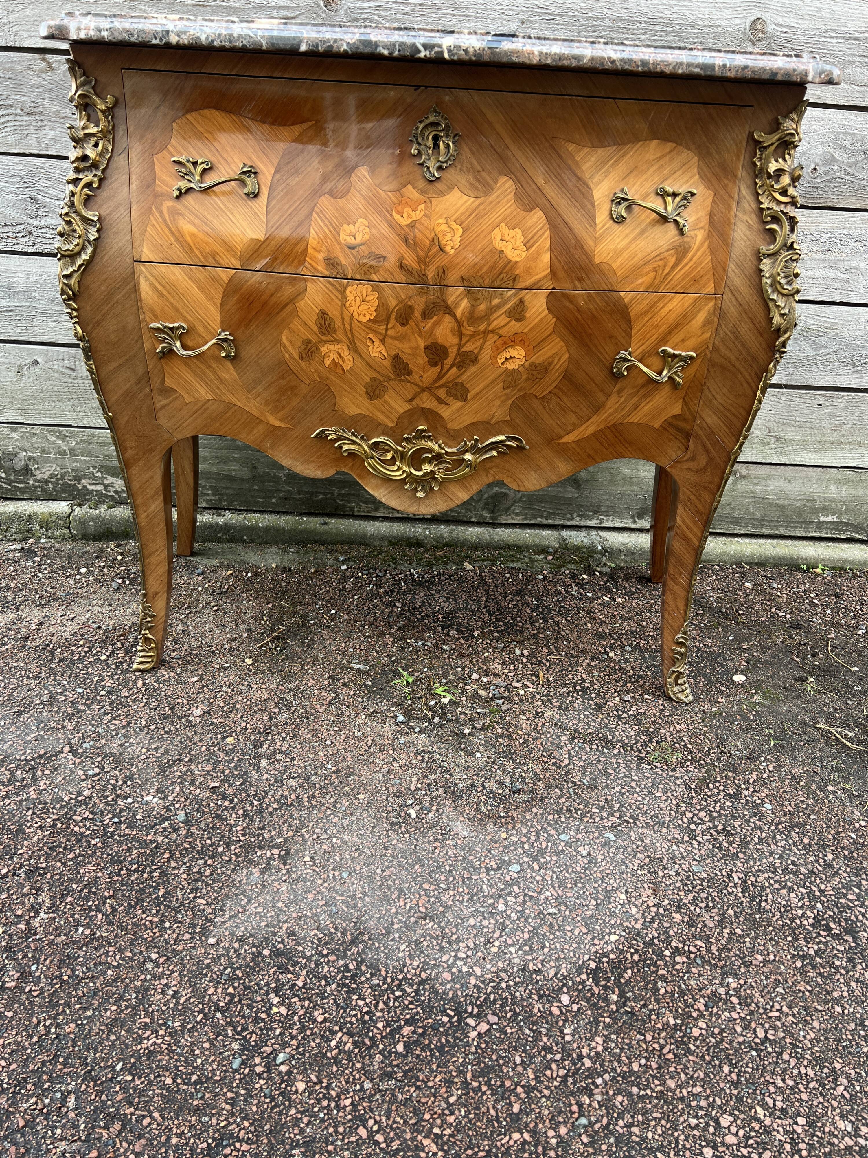 Louis XV style chest of drawers, inlaid with flowers