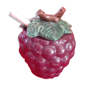 Pot à couvercle en barbotine forme framboise avec cuillière.