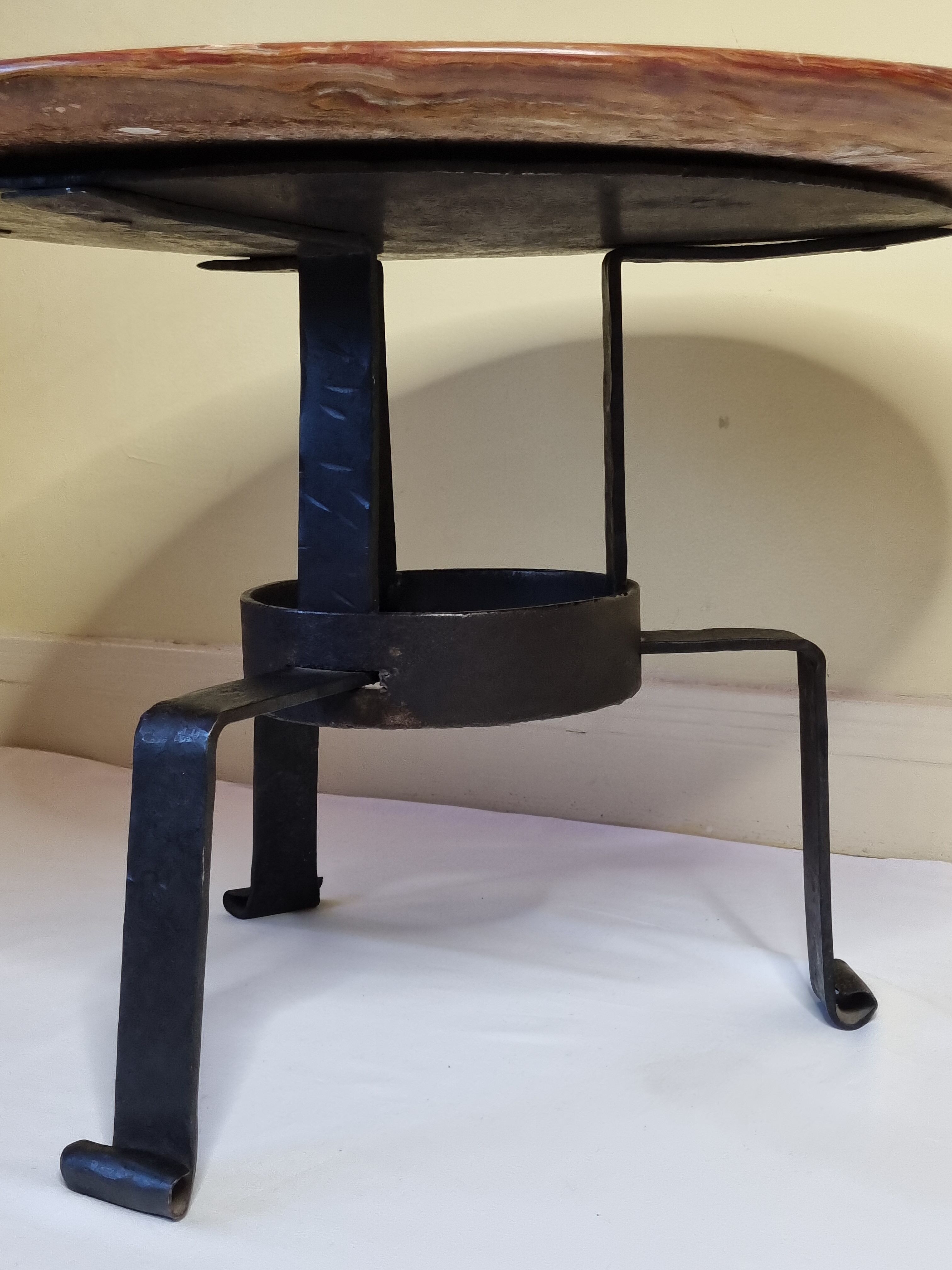 Table basse en marbre et fer forgé martelé, 61 cm
