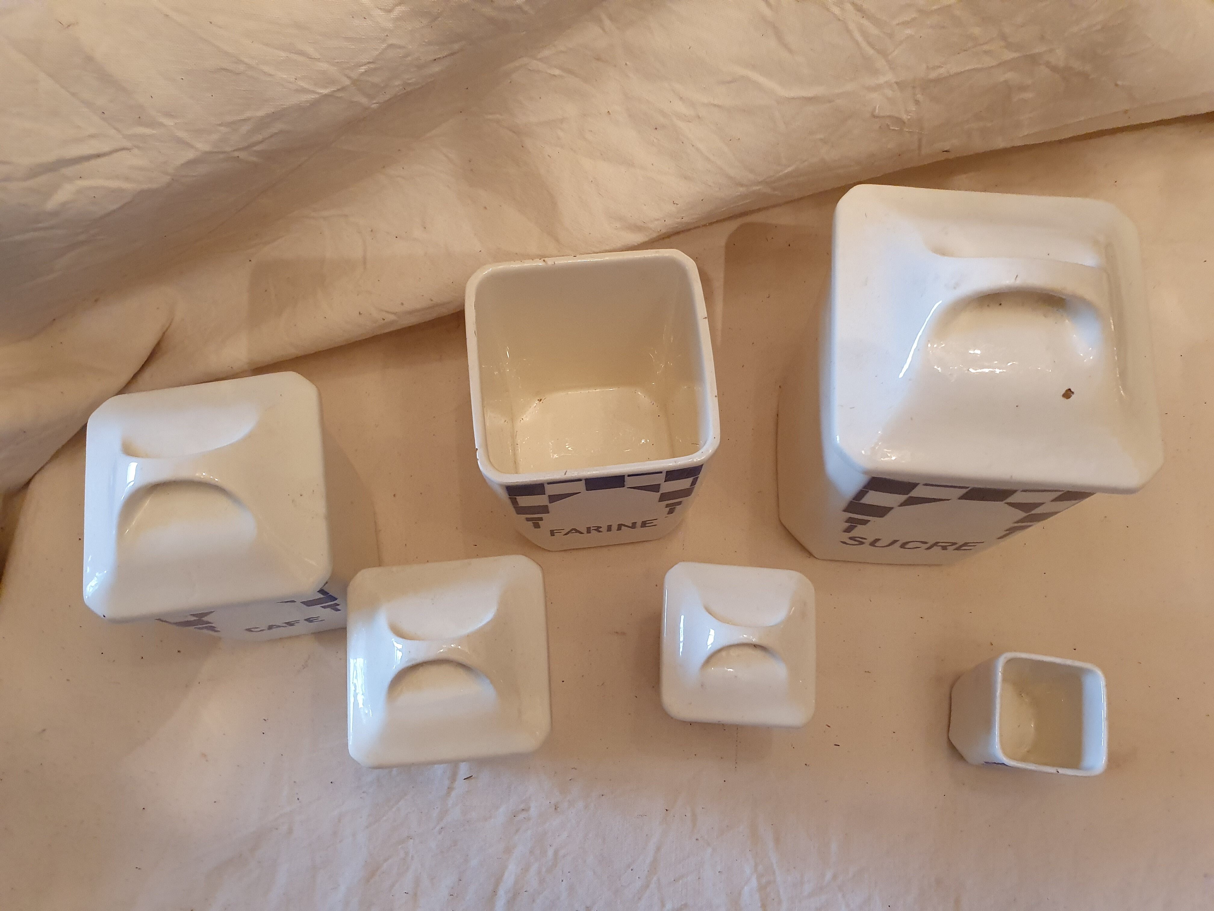 6 blue checkered jars