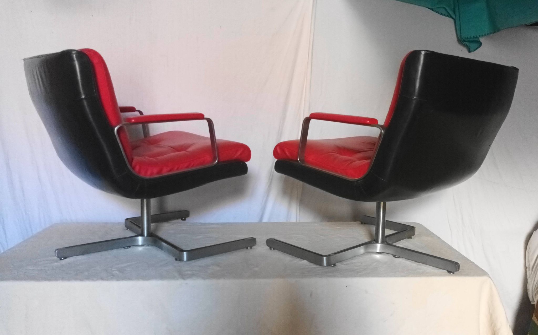 Paire de fauteuil en cuir de Raphael Raffel des années 70