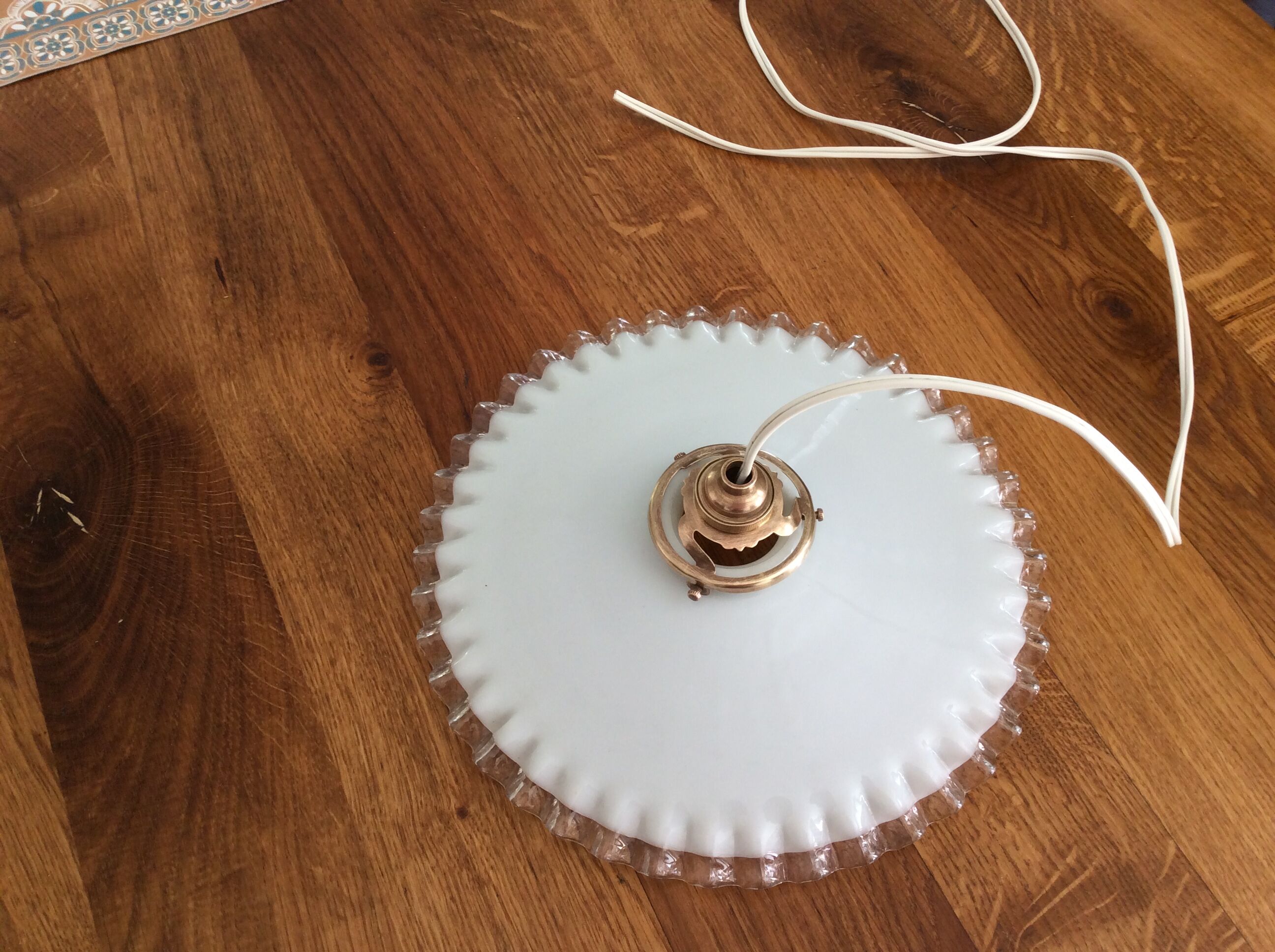 Old suspension in toothed opaline