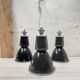 Suite de trois lampes industrielles.
