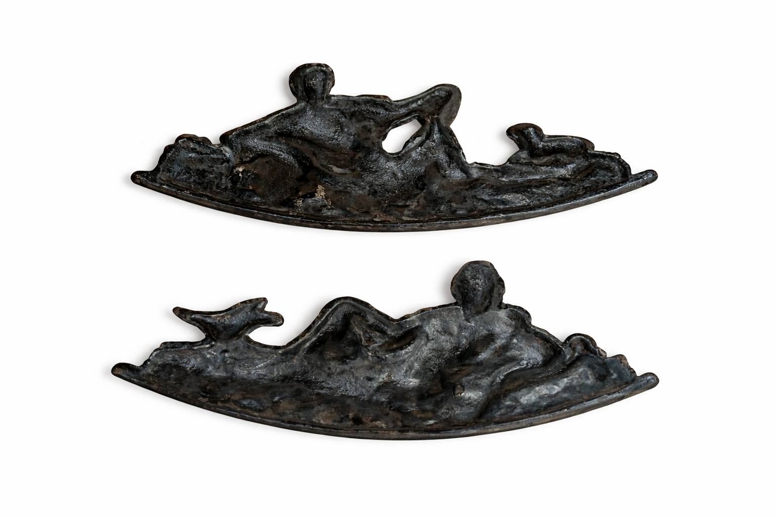 Pair of neoclassical fronton wall sconces in cast iron, elongated figures, 19th century.