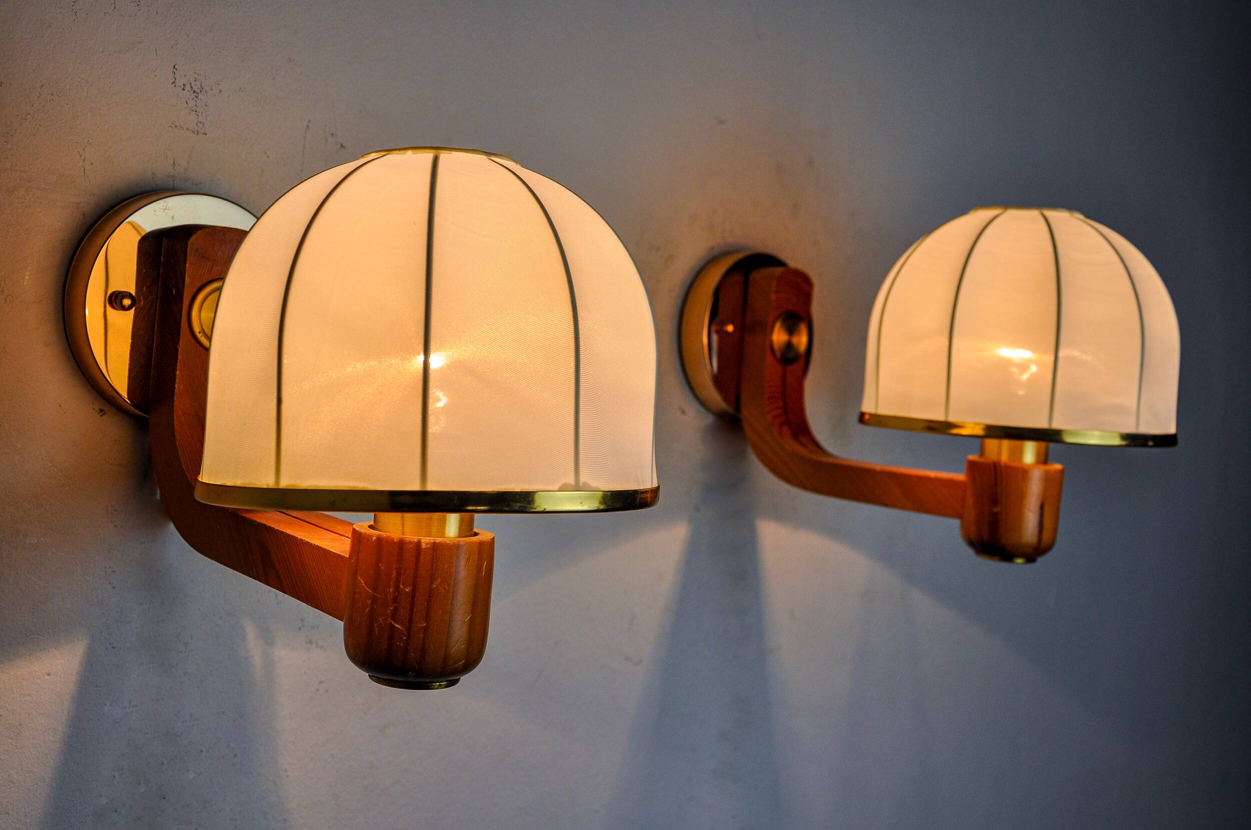 Pair of regency wall lights, pine and stretched canvas, Italy, 1970