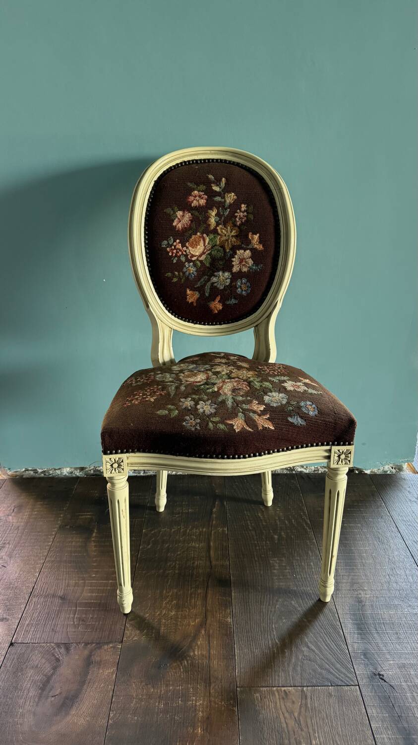 Chaise brodée à la main