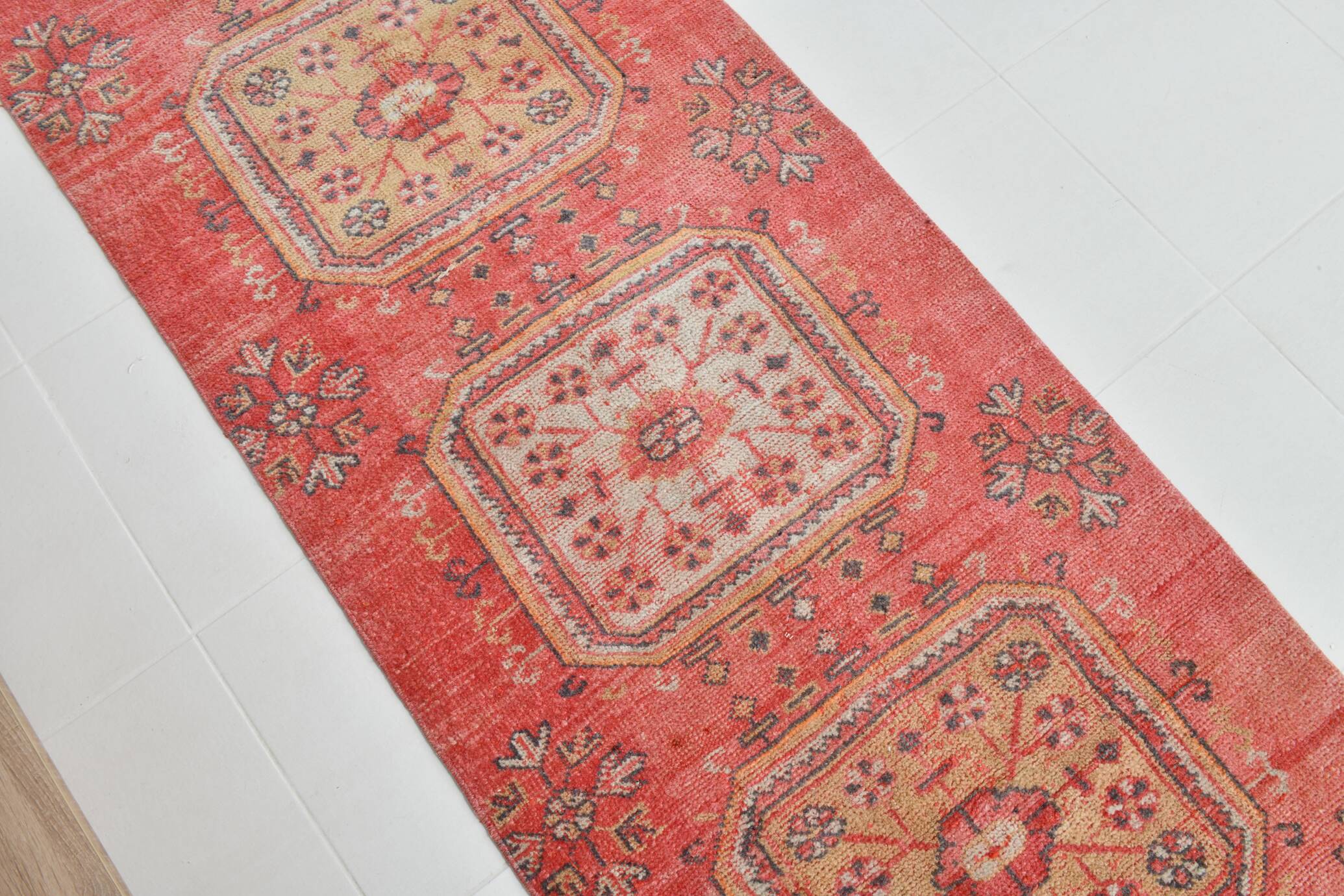 Tapis couloir vintage corail et beige aux motifs orientaux adoucis