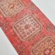 Tapis couloir vintage corail et beige aux motifs orientaux adoucis