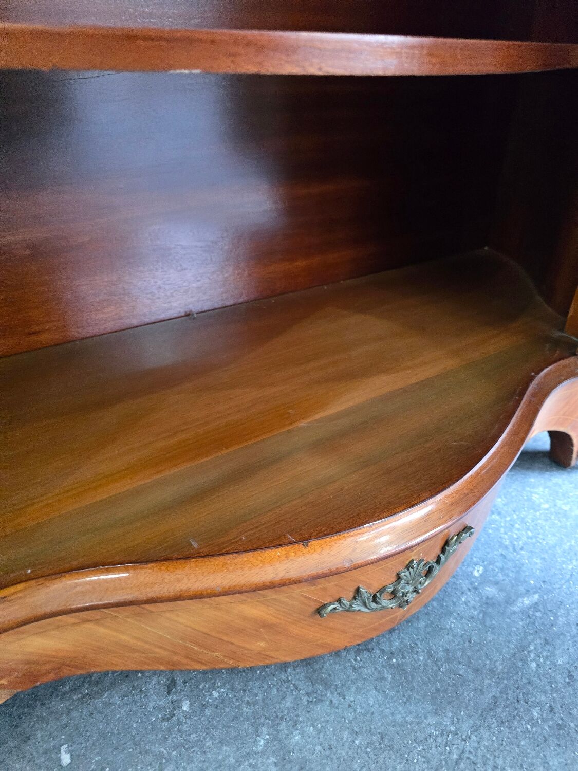 Curved support furniture in floral marquetry – Louis XV style, marble top, late 19th century.