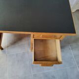 Expandable child desk