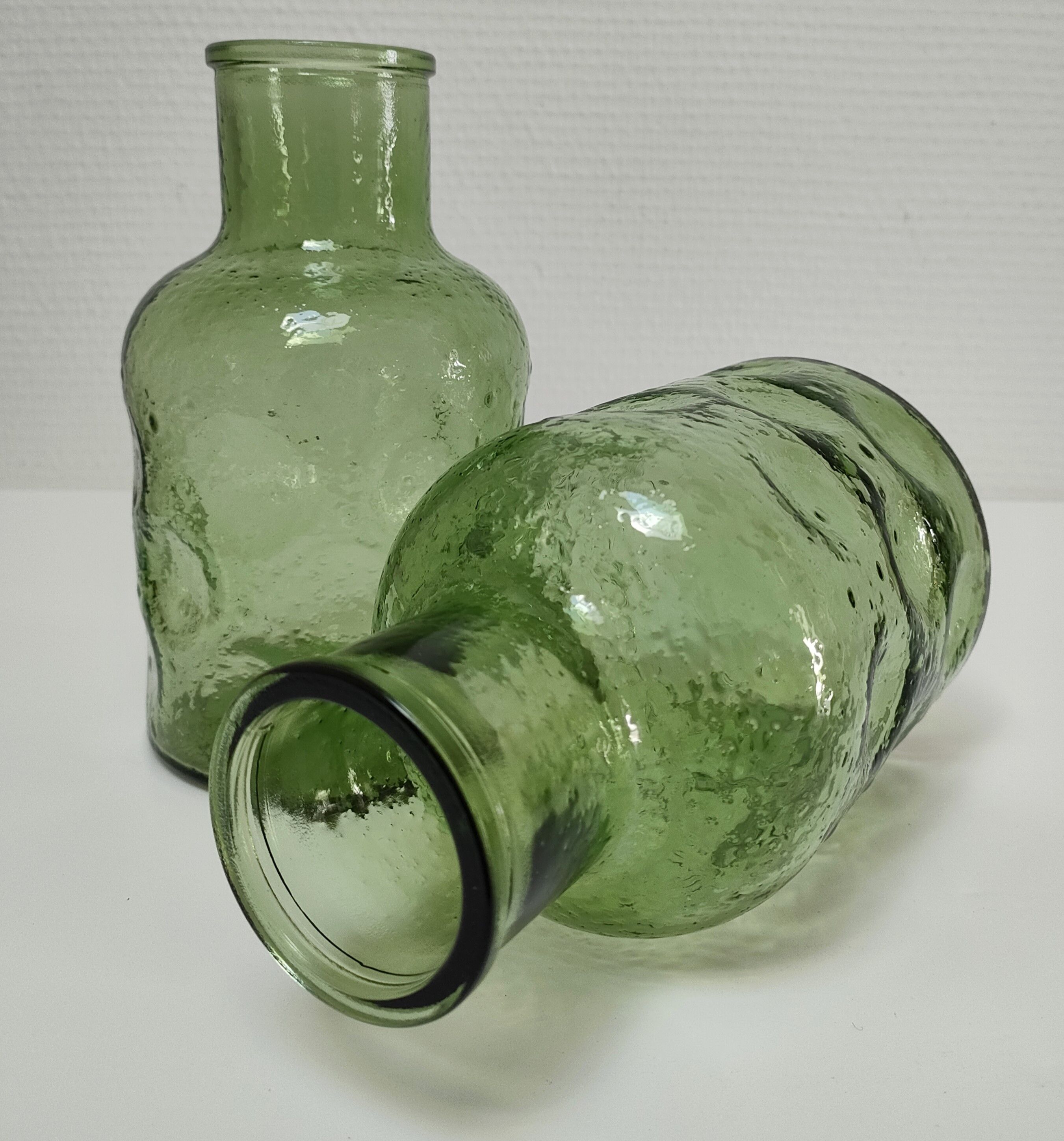 Deux vases verre moulé texturé vert années 70
